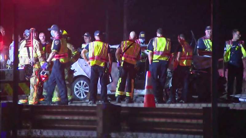 Crash injures 2, blocks southbound lanes of Interstate 95 in Broward