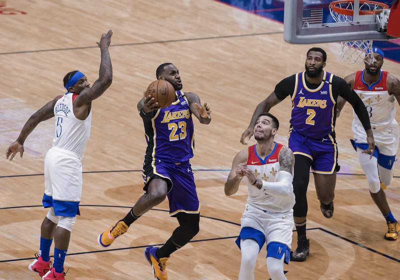 James scores 25, tweaks ankle as Lakers top Pelicans 110-98