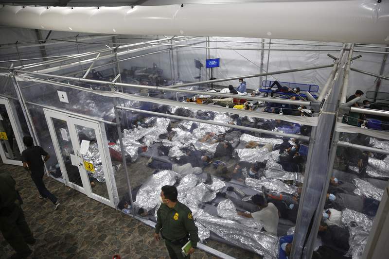Migrantes menores alojados en albergues sin supervisión