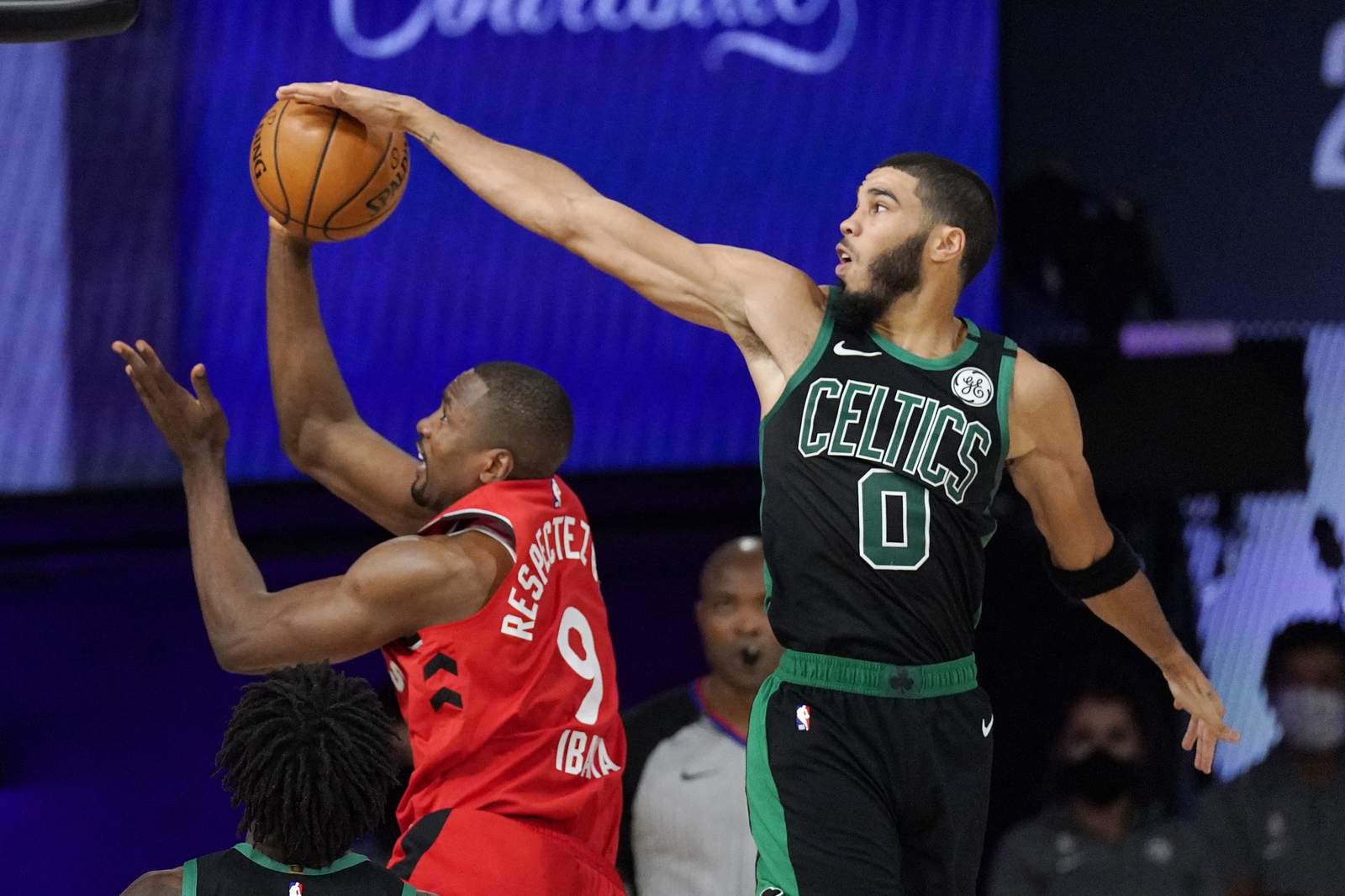 Celtics roll in Game 5, take 3-2 series lead on Raptors