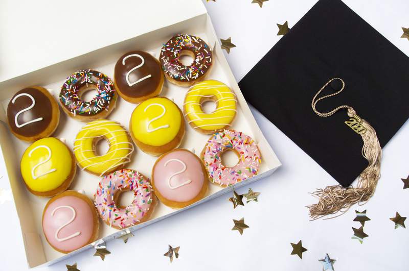 Los graduados de 2021 pueden disfrutar de una docena de donuts gratis, si están vestidos la parte