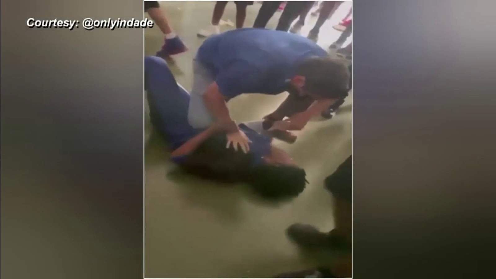 Video capta a maestro estrellando a alumno contra el suelo