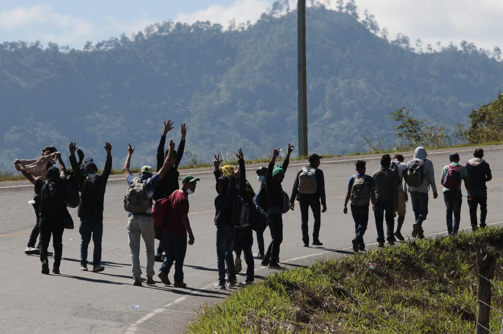 Cientos de hondureños intentan salir del país en caravana