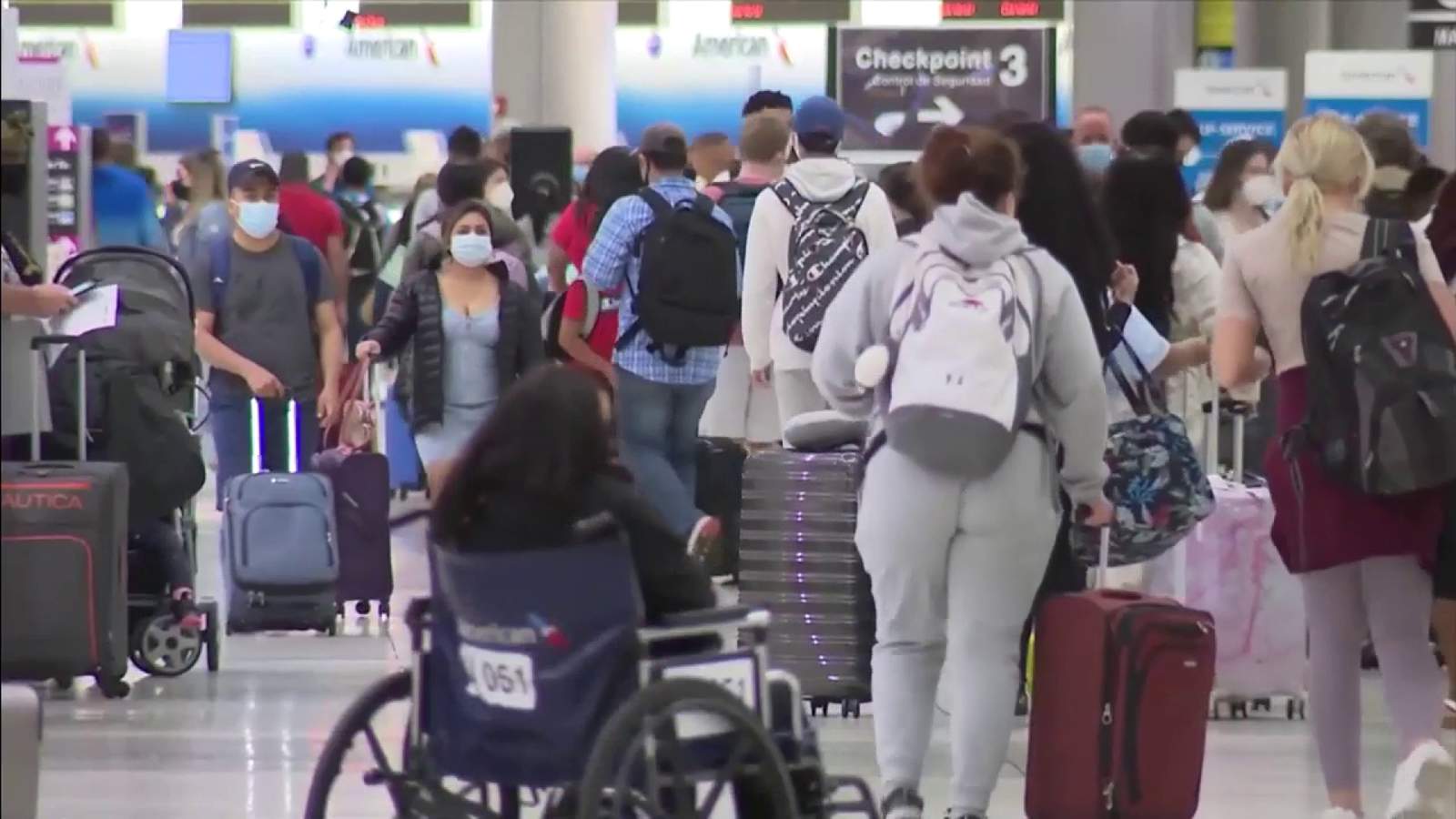 Nuevas pautas de los CDC facilitan viajes a quienes están vacunados