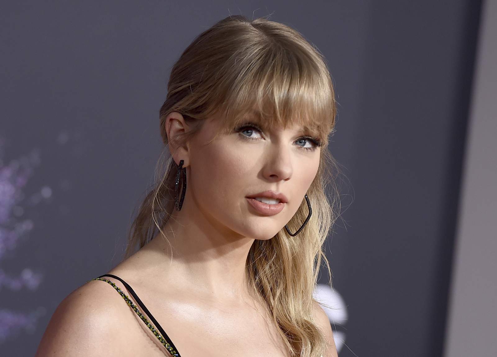 Taylor Swift has finished redoing sophomore album 'Fearless'
