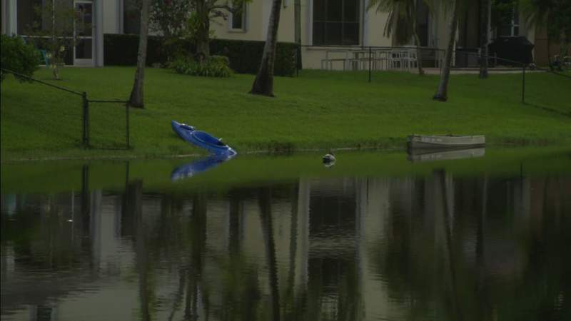 Body of kayaker found in water behind Pembroke Pines homes