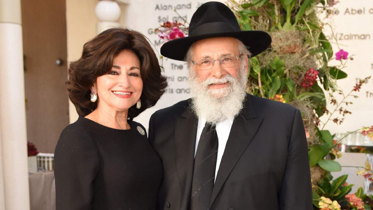 El rabino Sholom Ber Lipskar y su esposa, Chani.