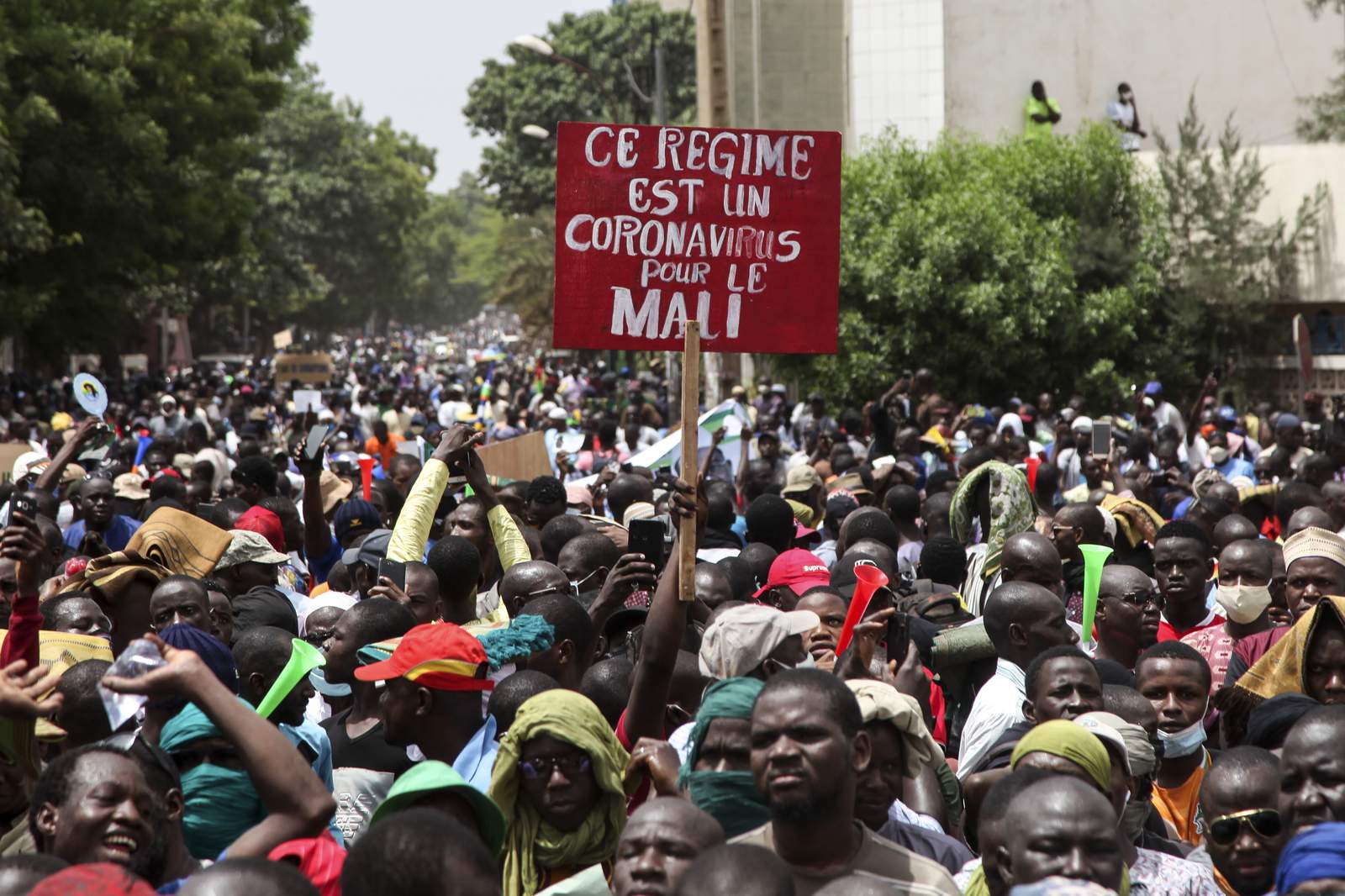 Thousands in Mali's capital demand that president step down