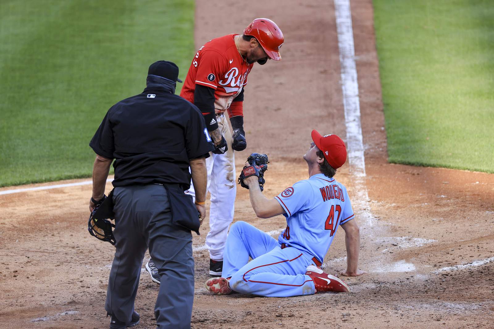 Reds scrap with Cards at plate, tangle in outfield, win 9-6