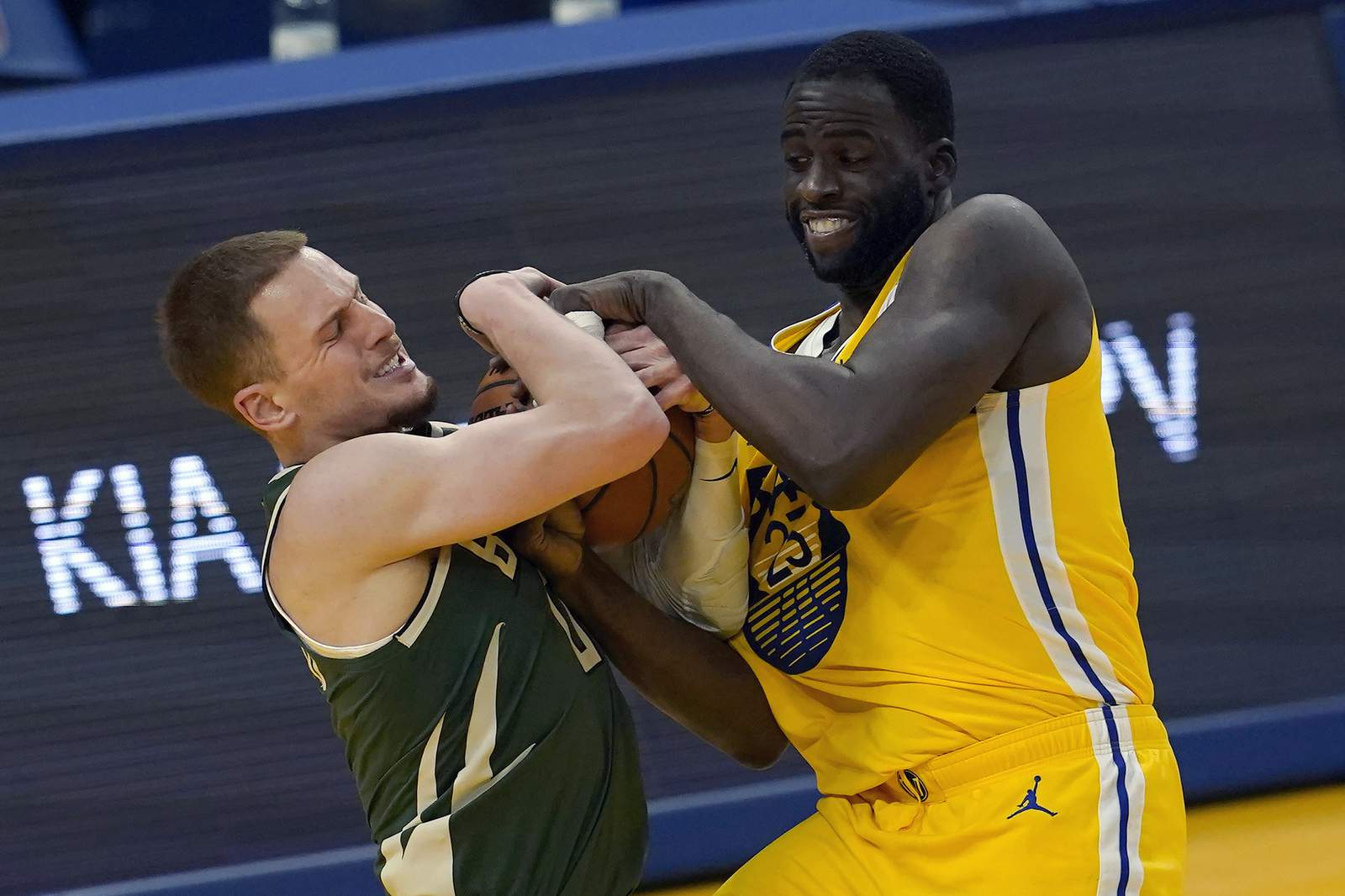 Curry, Warriors use furious finish to hold off Bucks 122-121