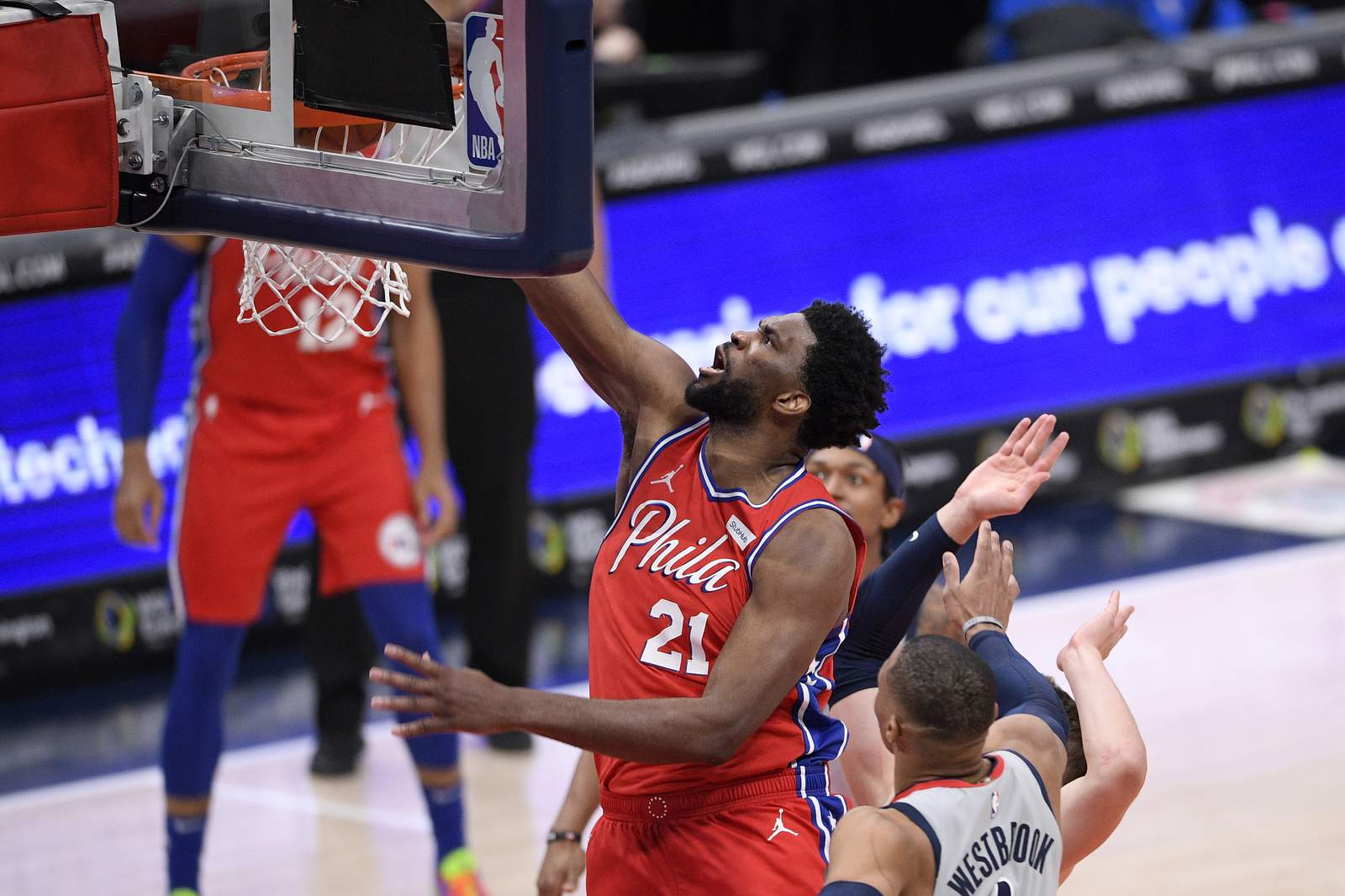 Embiid exits with apparent leg injury, 76ers beat Wizards