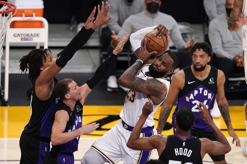 Lowry leads depleted Raptors past Lakers; LeBron exits early