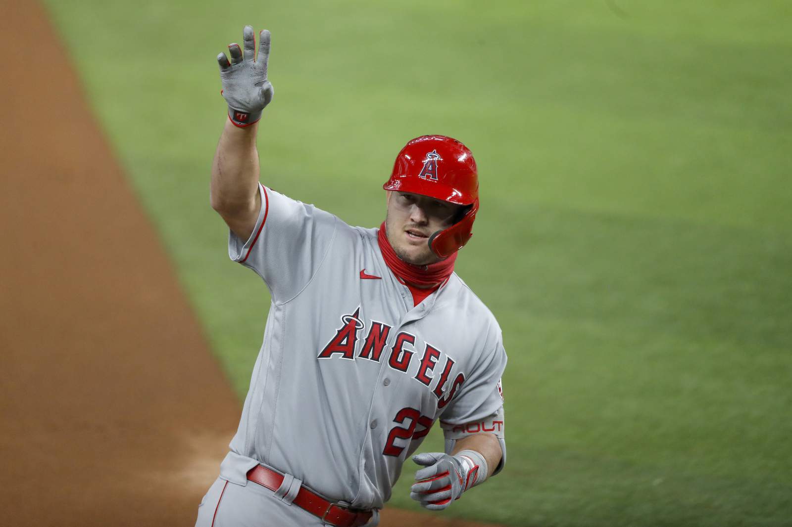 Trout homers again on birthday, but Angels fall to Rangers