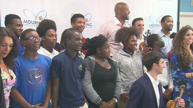 Alonzo Mourning hosts classical violinist at Overtown Youth Center