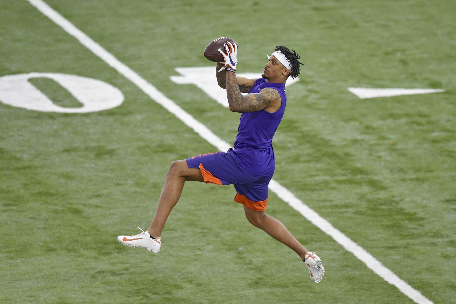 Clemson S Simmons Shows Off For Nfl Personnel At Pro Day