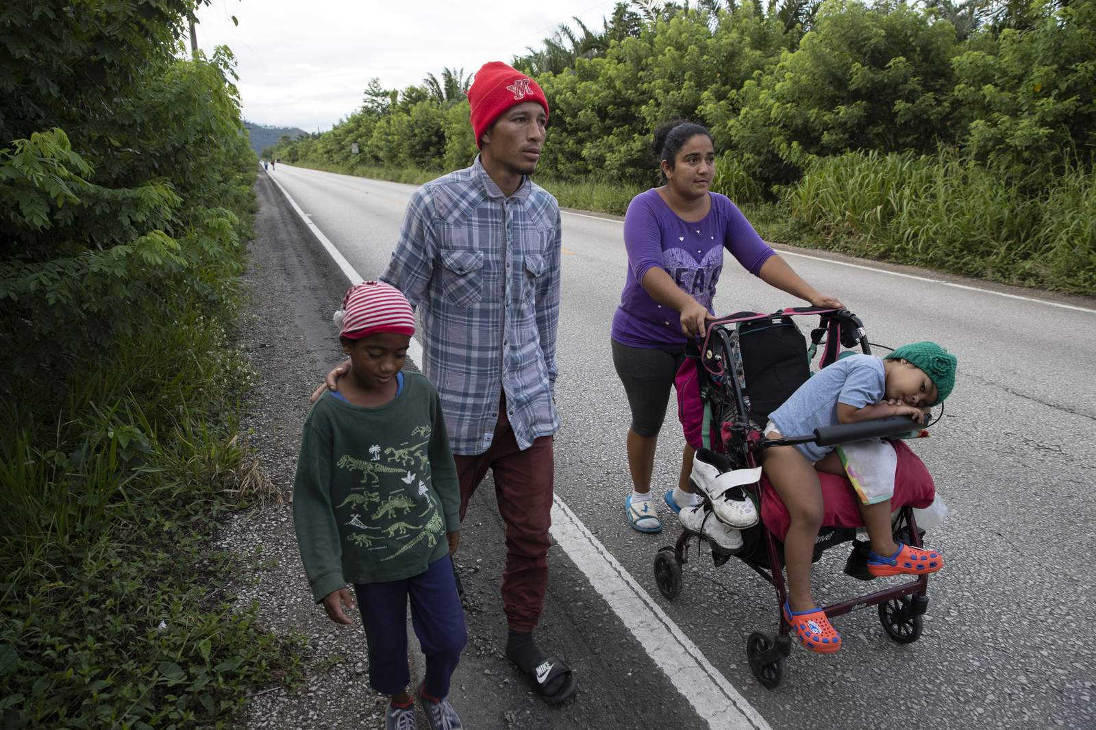 Retenes y cansancio disuelven caravana migrante en Guatemala