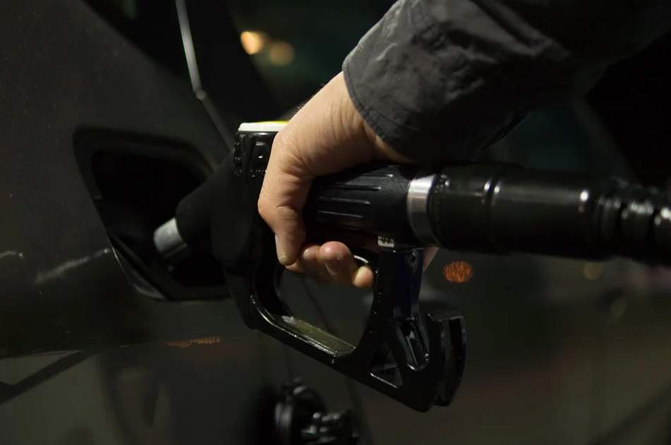 Cheap gas continues as Florida drivers pay lowest prices at pump in 16 years