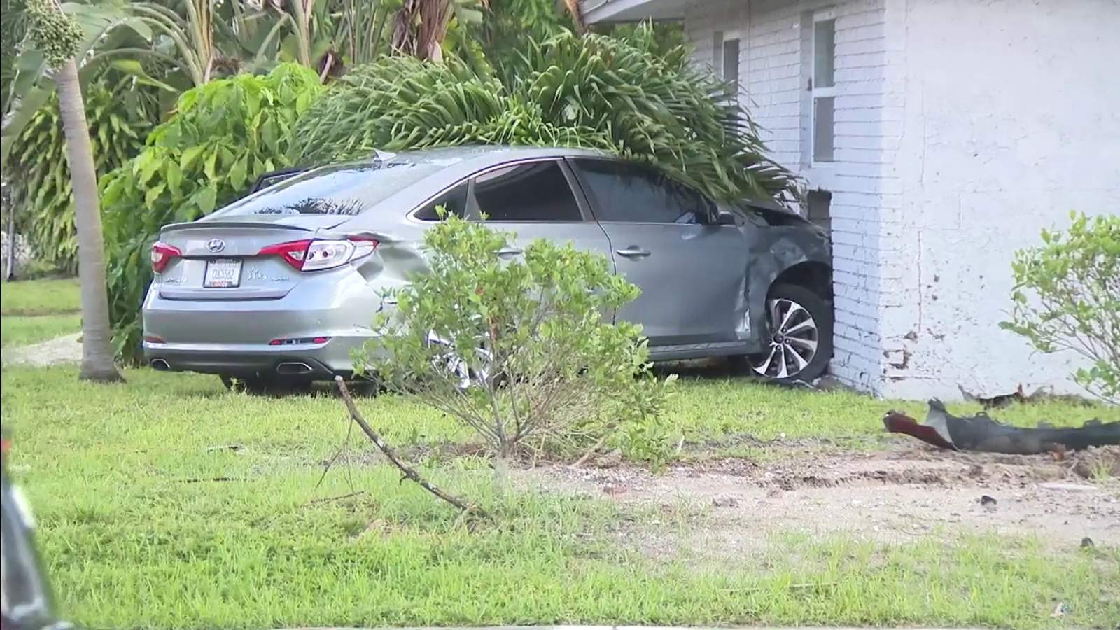 Car crashes into house in Fort Lauderdale