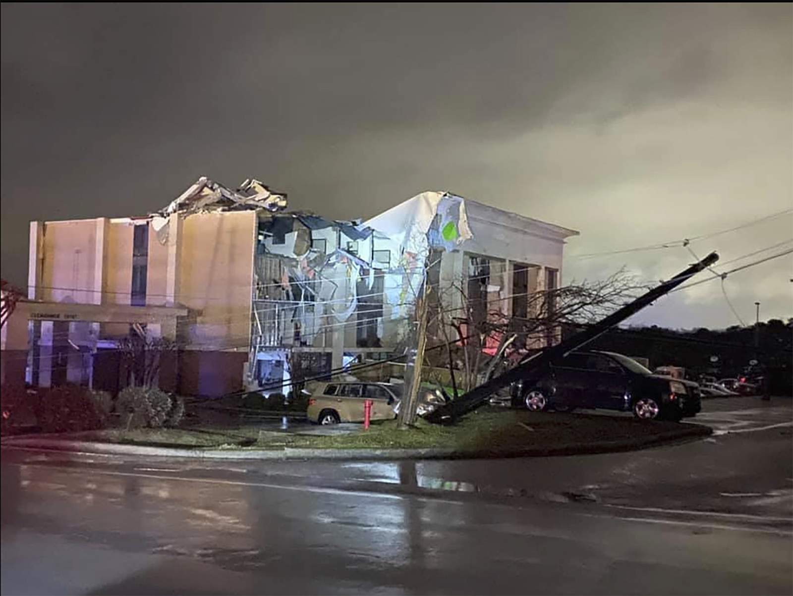 Un muerto, varios heridos por tornado en Alabama