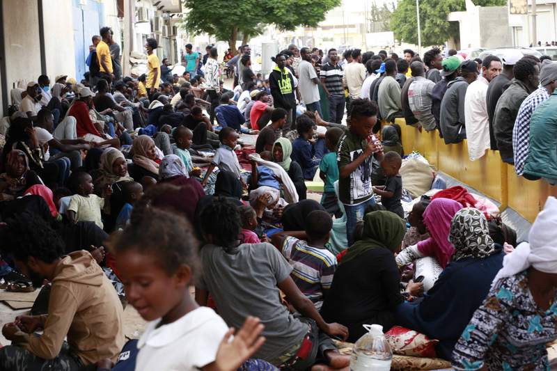 Evacuation flights for migrants start again in Libya