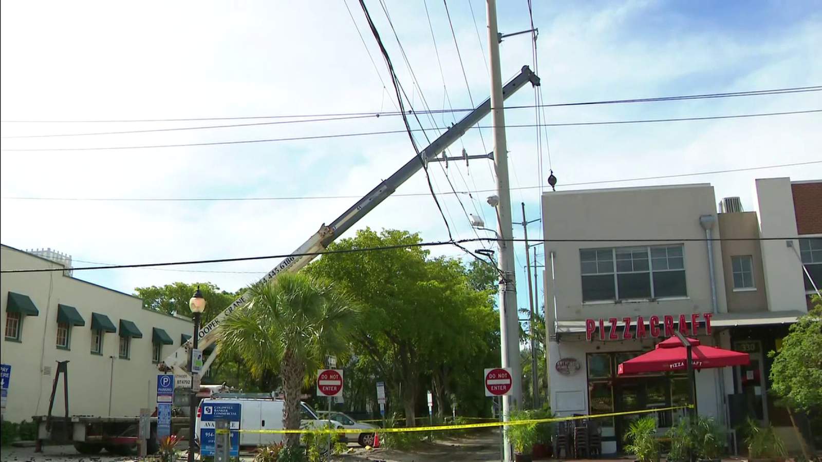 Grúa golpea línea eléctrica en Fort Lauderdale, causando explosión e hiriendo a operador
