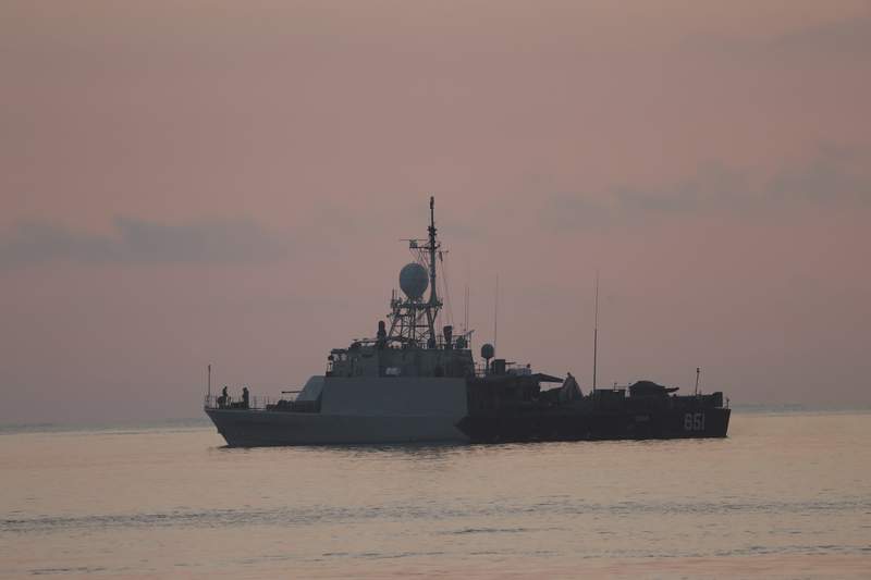 Indonesia dice que 53 tripulantes del submarino perdido están muertos, se encontraron restos