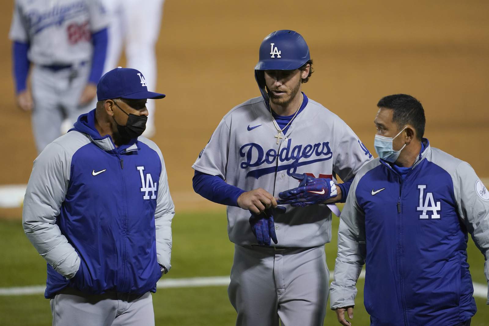 Dodgers star Bellinger has hairline fracture in left leg