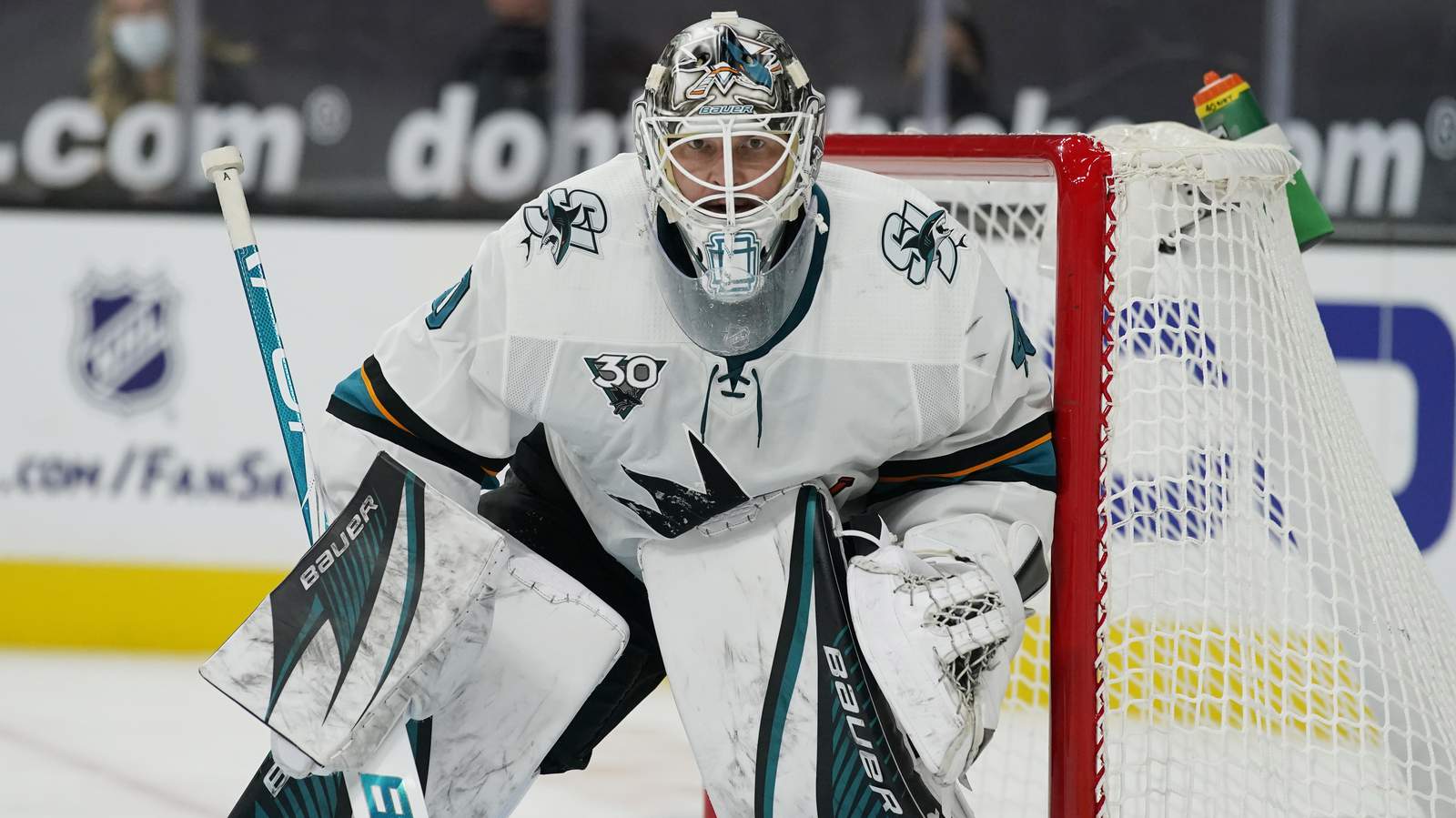 Avalanche acquire goaltender Devan Dubnyk from Sharks