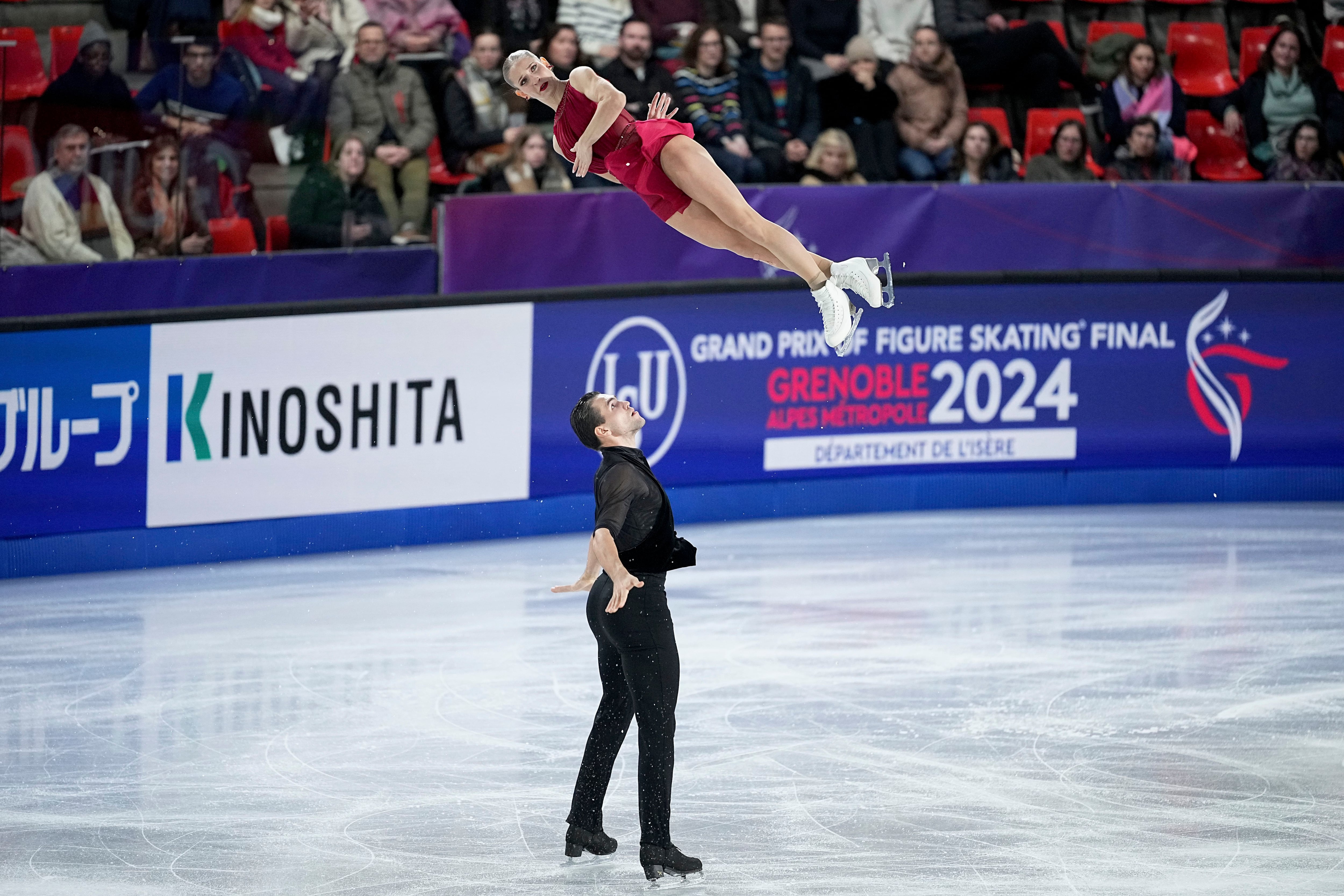 Amber Glenn takes the lead in Grand Prix Final figure skating after Kaori Sakamoto falls
