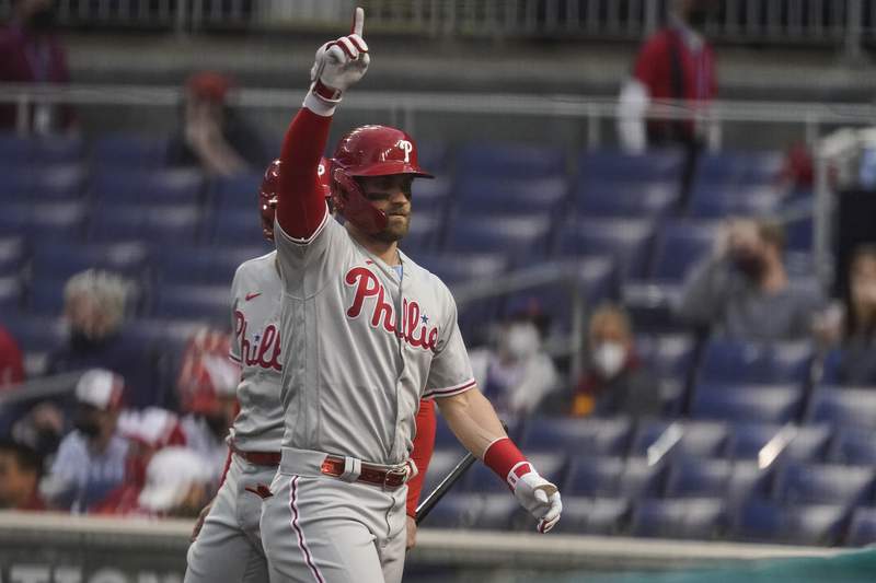 Heckled Harper homers, Realmuto exits early, Phils top Nats