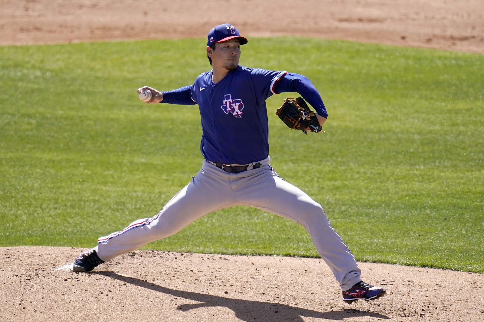 Twins newcomer Happ back on mound after positive virus test