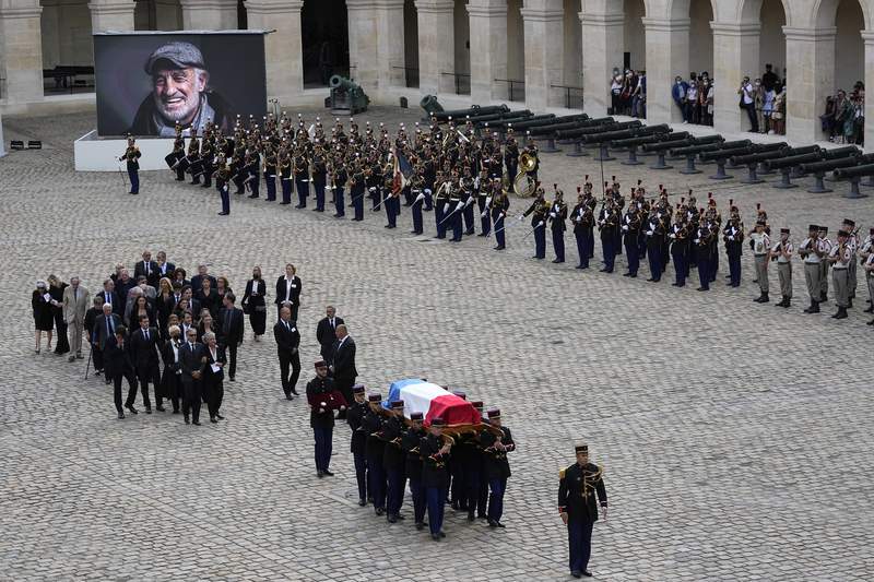 France pays emotional tribute to New Wave actor Belmondo