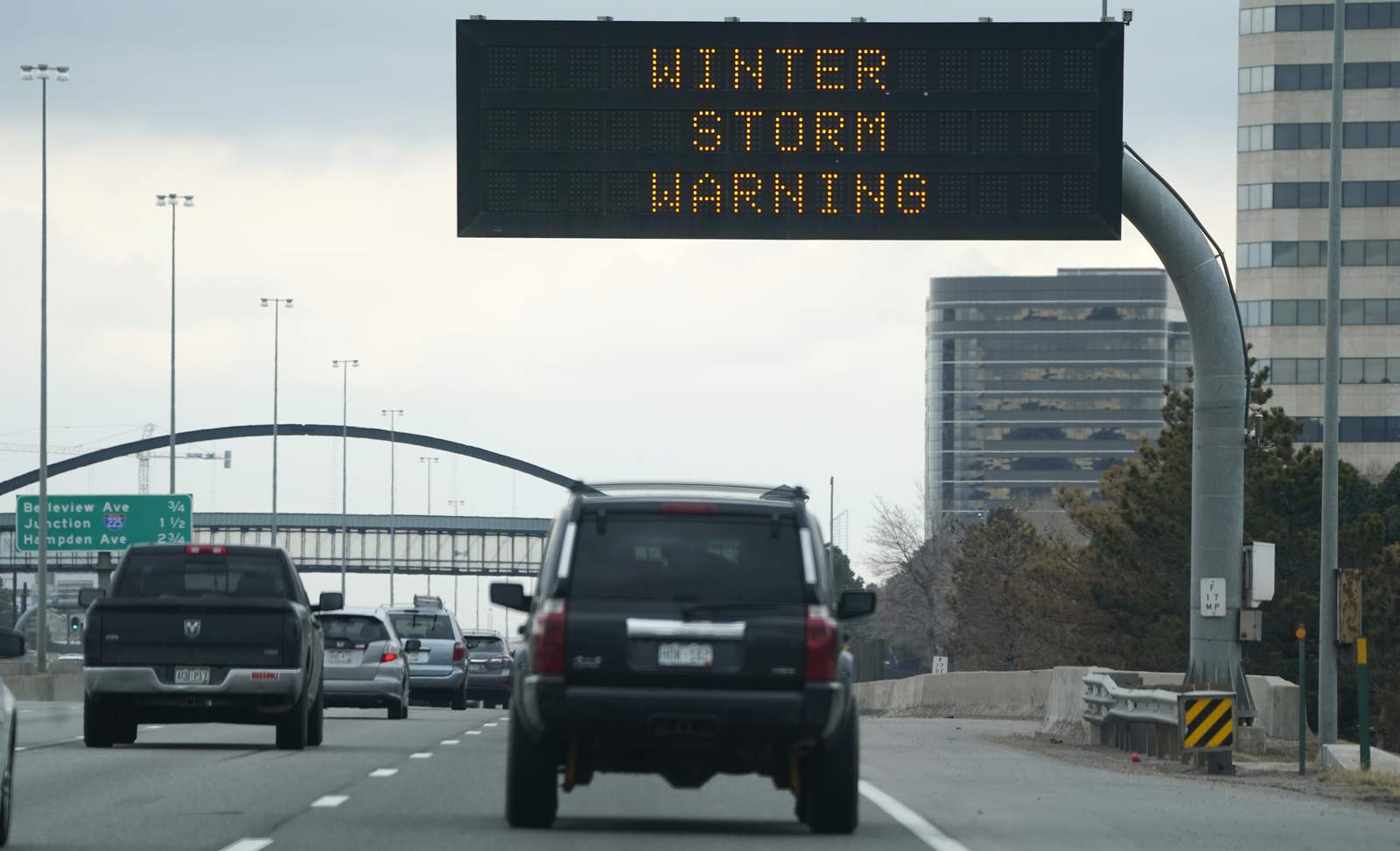 Cancelan unos 2.000 vuelos en Denver por tormenta de nieve