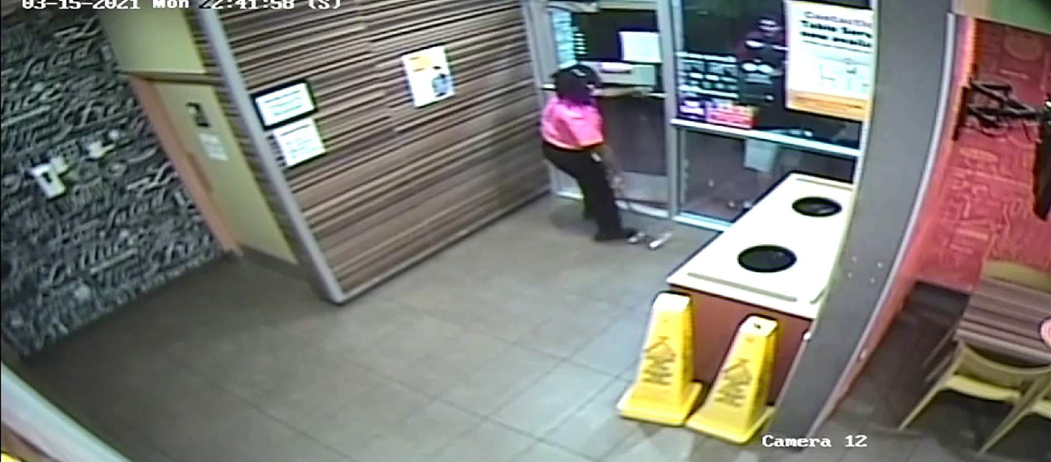 Gerente de un McDonalds dice que cliente la atacó porque se demoró con su orden