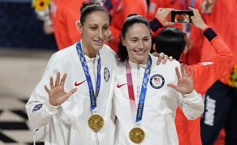 US rolls to women's hoops gold medal in Bird's last Olympics