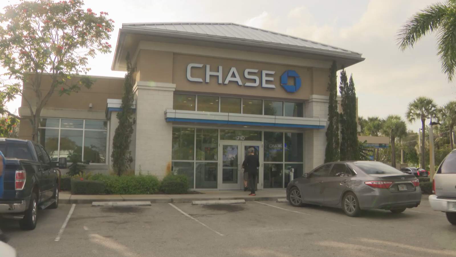 2 men sought in connection with shooting outside Chase bank in Pembroke Pines