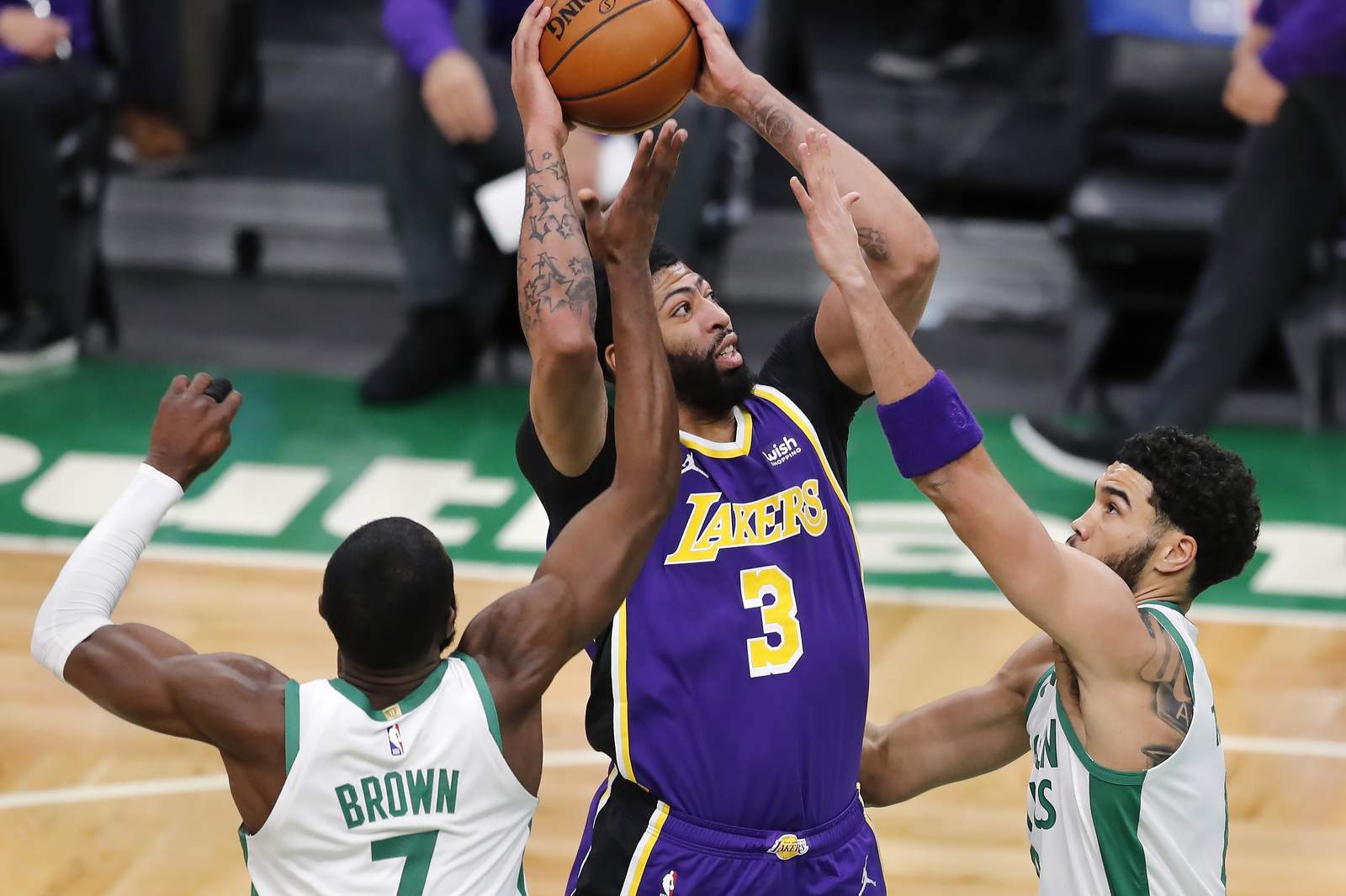 Anthony Davis scores 27, Lakers hold off Celtics 96-95