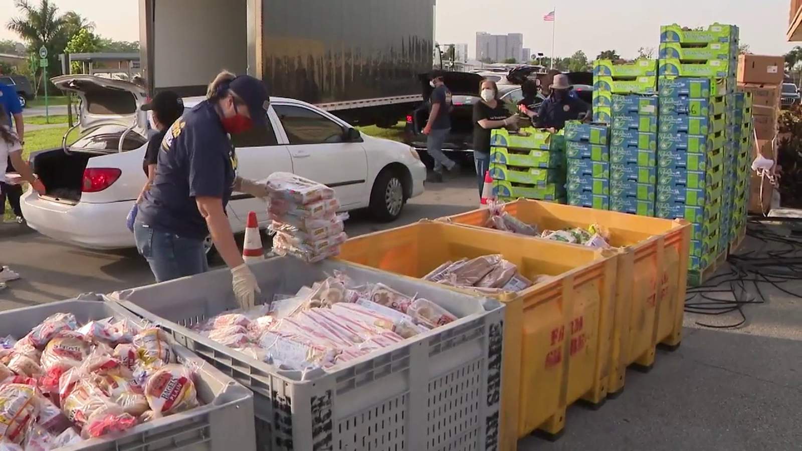 Hundreds of cars line up nearly 2 hours before food giveaway in Sweetwater