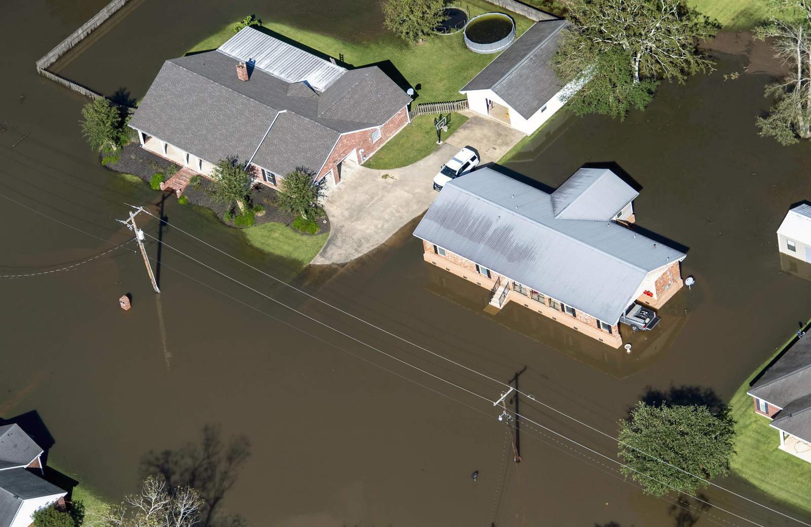 Luisiana promete reconstrucción tras paso de huracanes