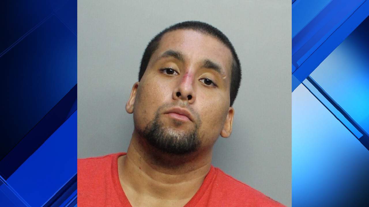Christopher Gabriel Andrade, de 27 años, está acusado de atacar a un oficial de policía de Miami-Dade 