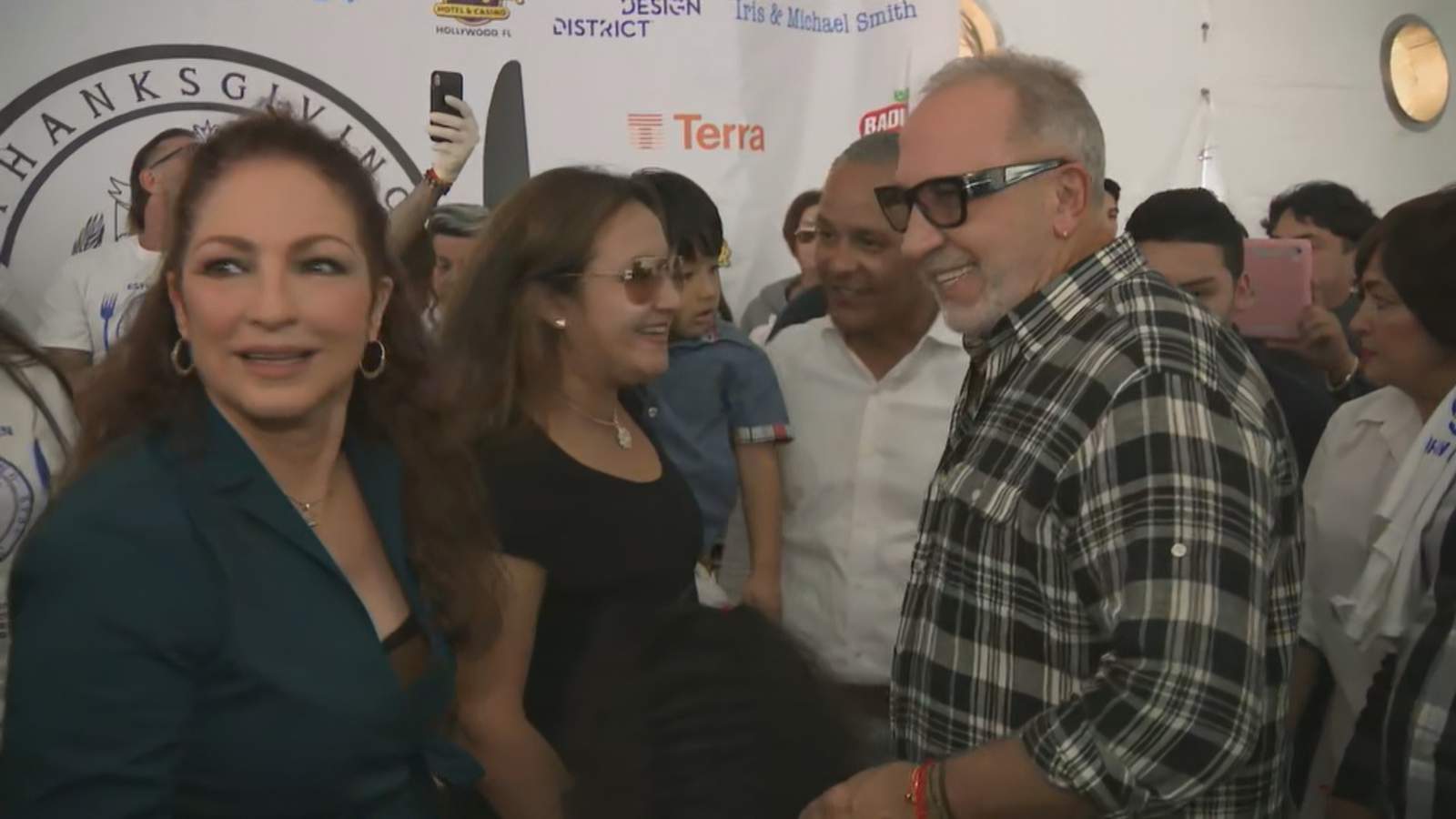 Estefans ‘Feed a Friend’ during annual Thanksgiving tradition