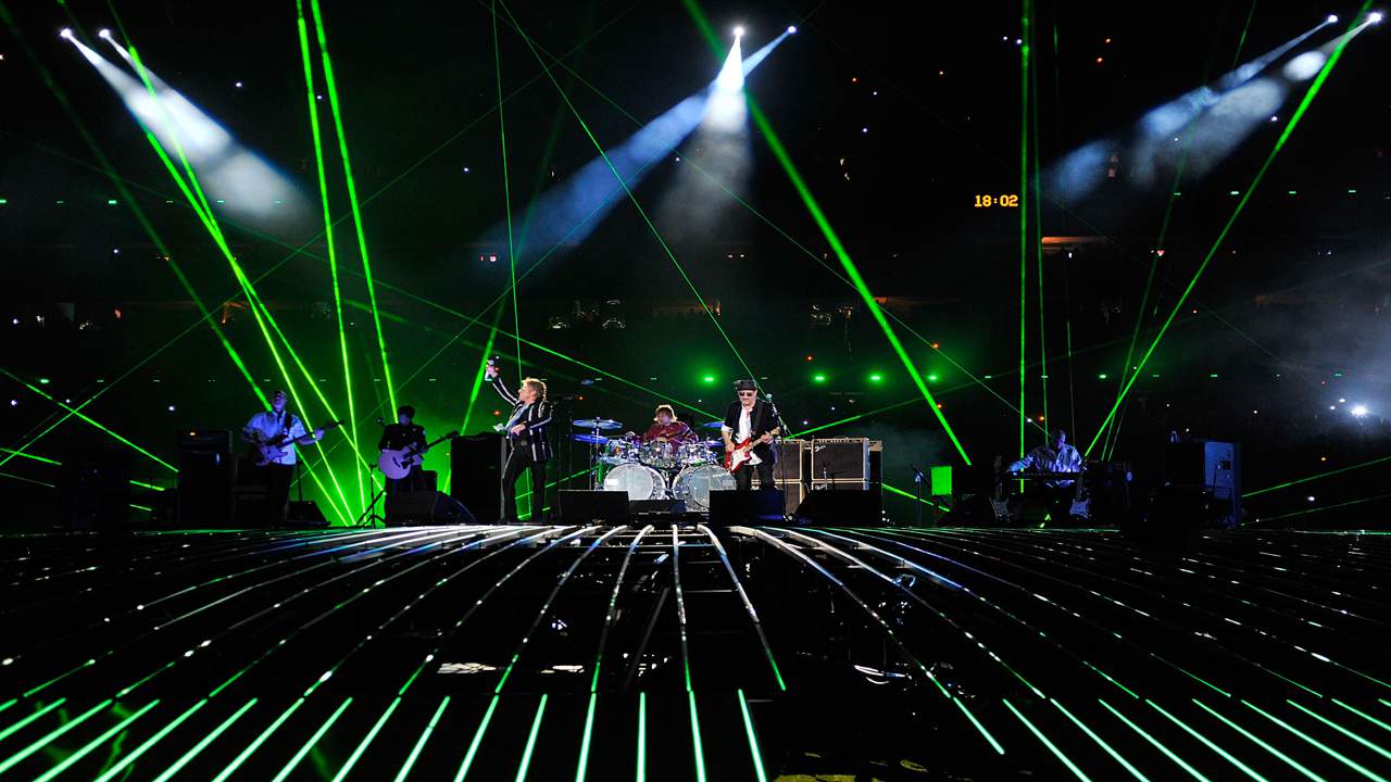Pino Palladino, Simon Townshend, Roger Daltrey, Zak Starkey, Pete Townshend y John "Rabbit" Bundrick de The Who se presentan en el escenario durante el espectáculo de medio tiempo del Super Bowl XLIV en el Sun Life Stadium el 7 de febrero de 2010 en Miami Gardens, Florida.