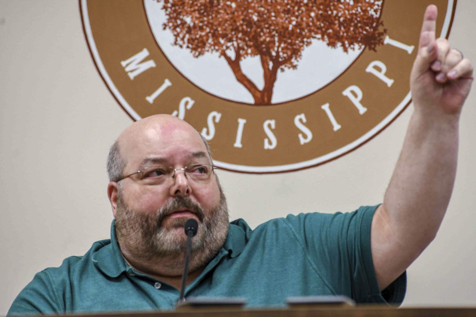 Mississippi mayor flouts calls to resign over Floyd comments