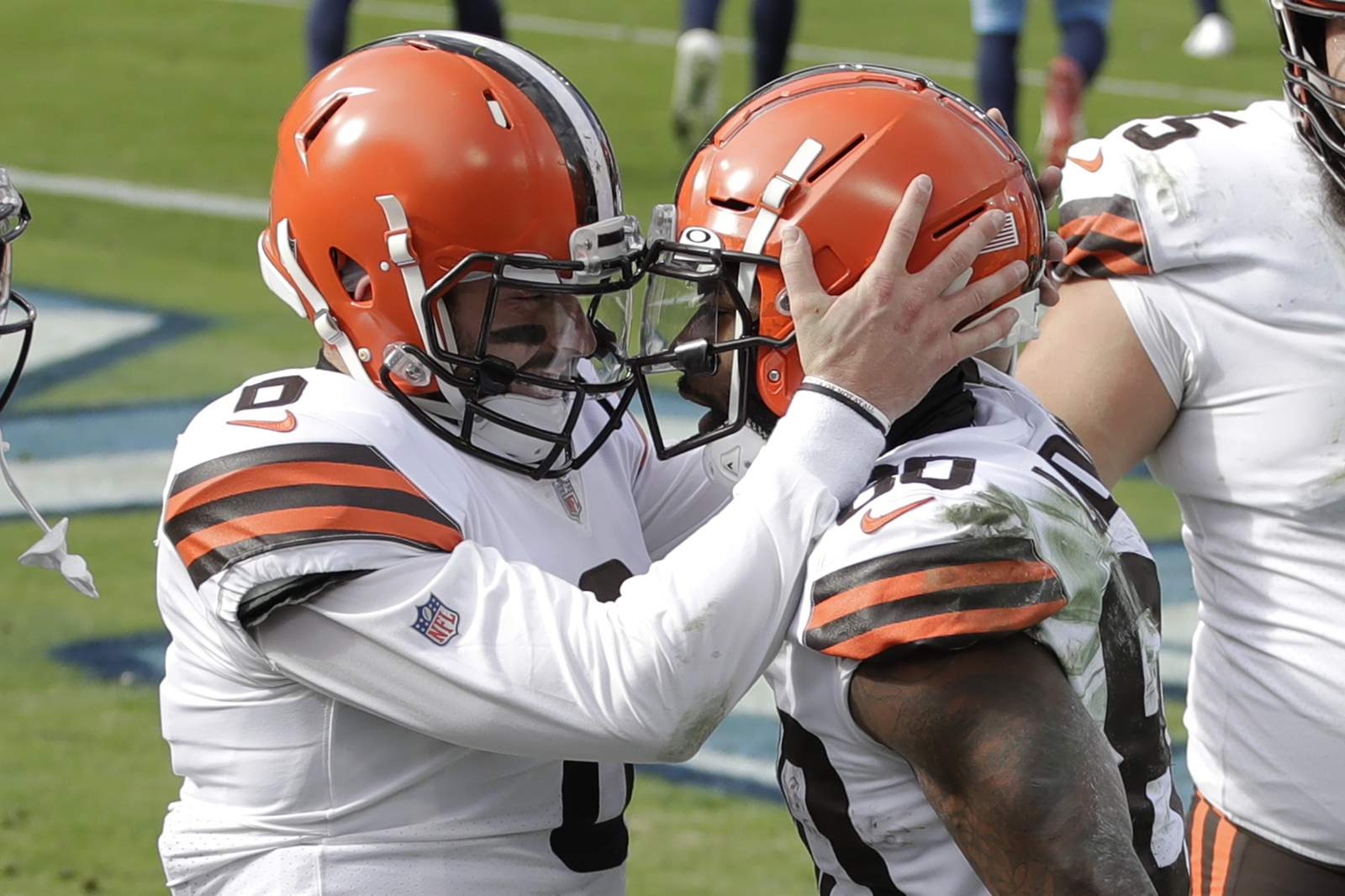 Mayfield throws 4 TDs in 1st half, Browns beat Titans 41-35