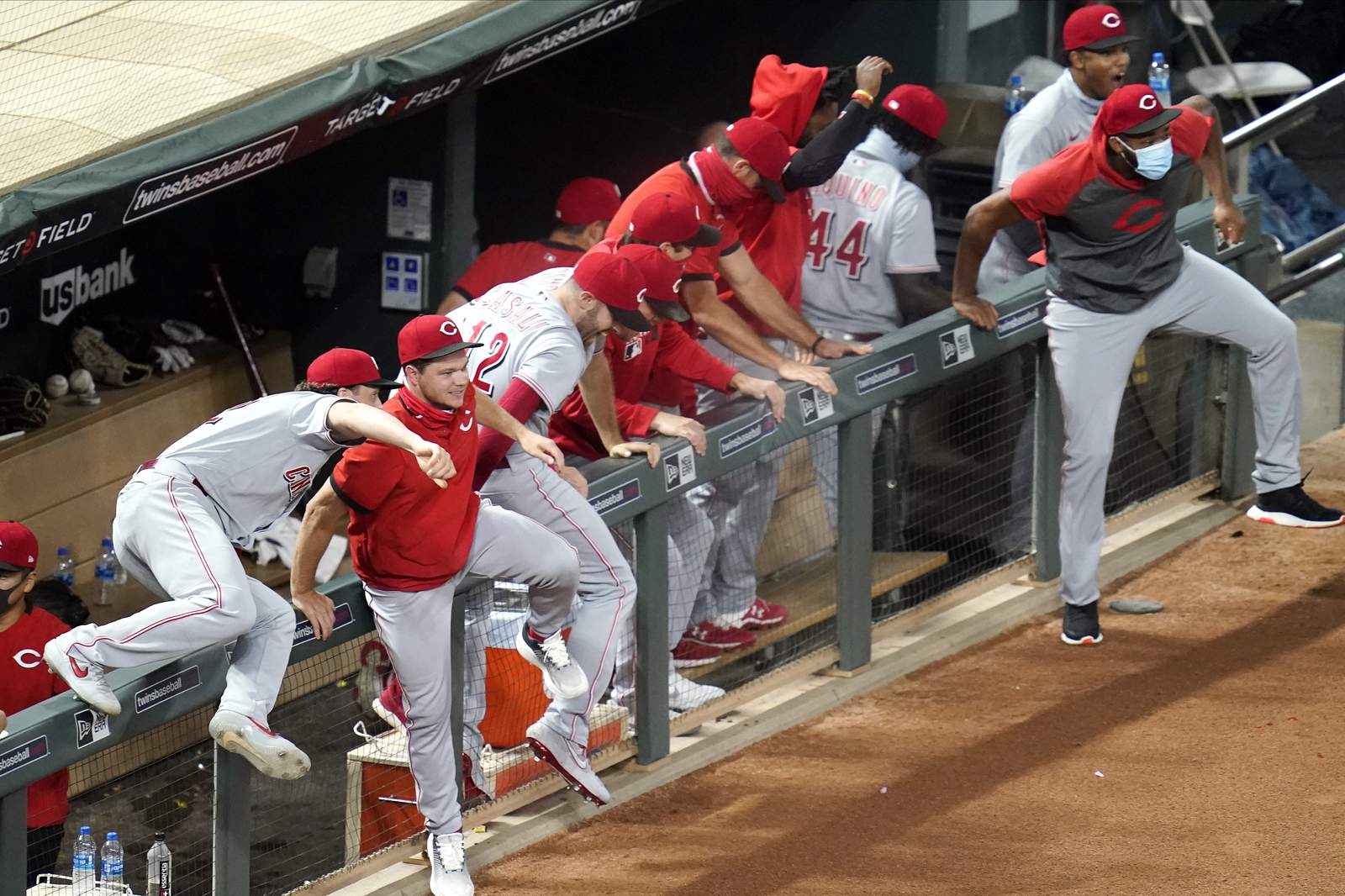 Reds top Twins 7-2, clinch 1st playoff spot since 2013