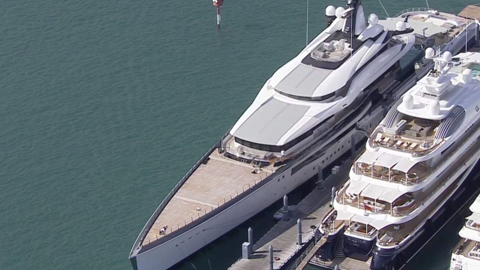 Cowboys owner Jerry Jones sails into town for Super Bowl
