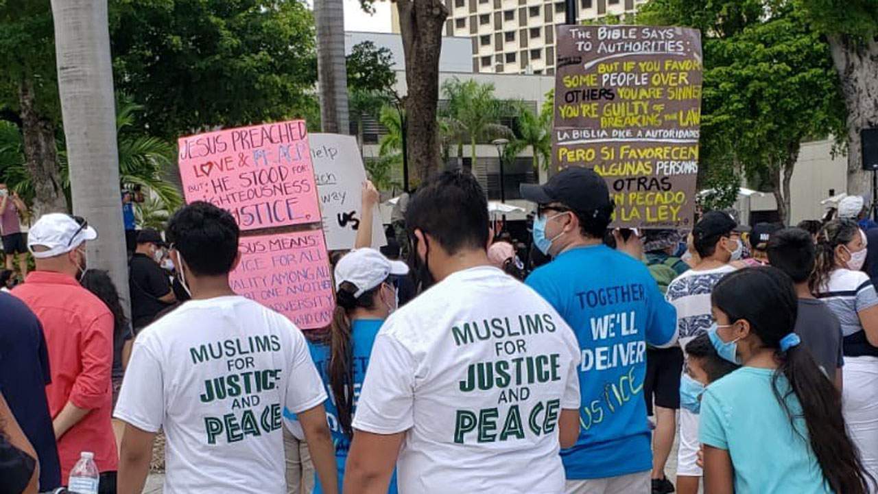 Cientos participaron en una marcha de oración el domingo en el centro de Miami.