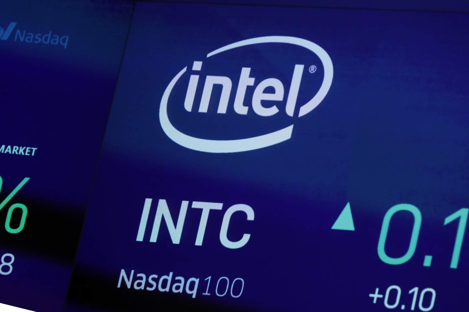 Intel's stock plunges as work on new computer chip bogs down