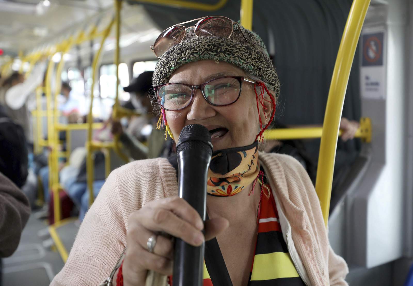 "Toothless Cindy" raps on Colombian buses to make ends meet