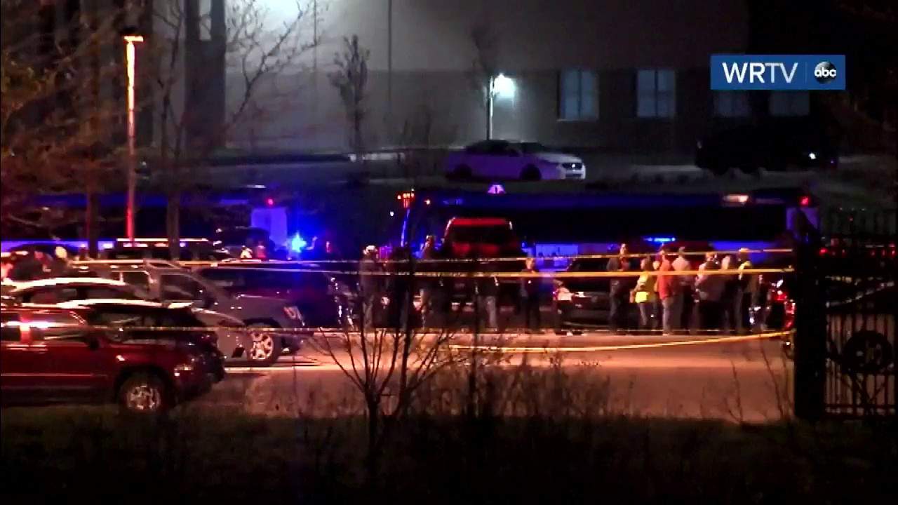 Policía: 8 muertos en tiroteo en centro de FedEx en Indiana